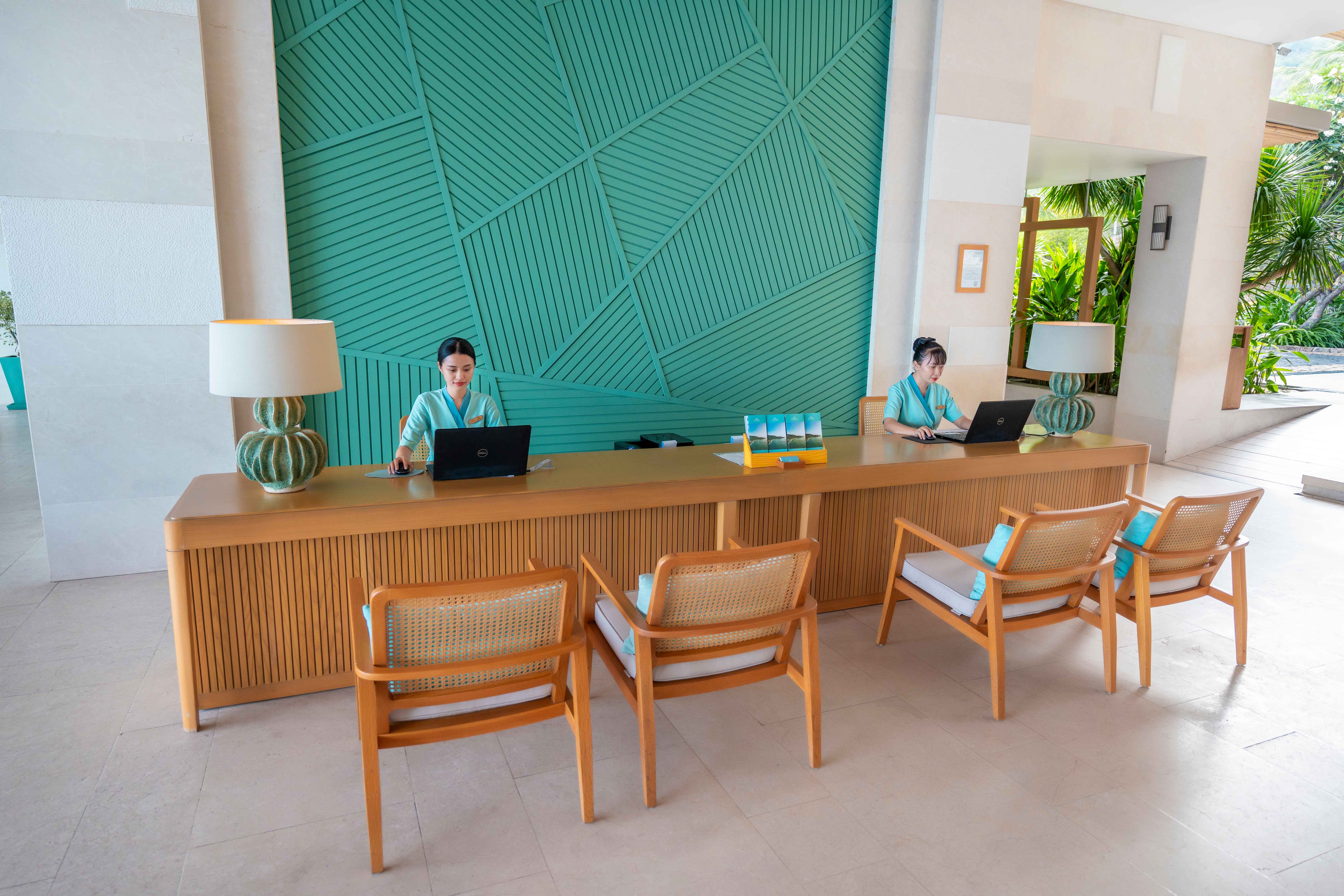 LOBBY006 copy111 EMERGENCY & SUPPORT